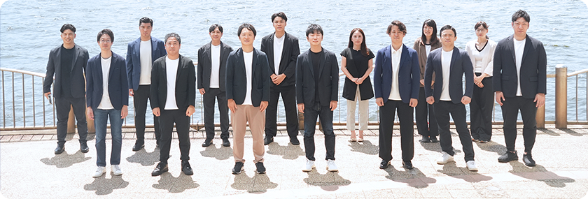 海の前で集合した社員